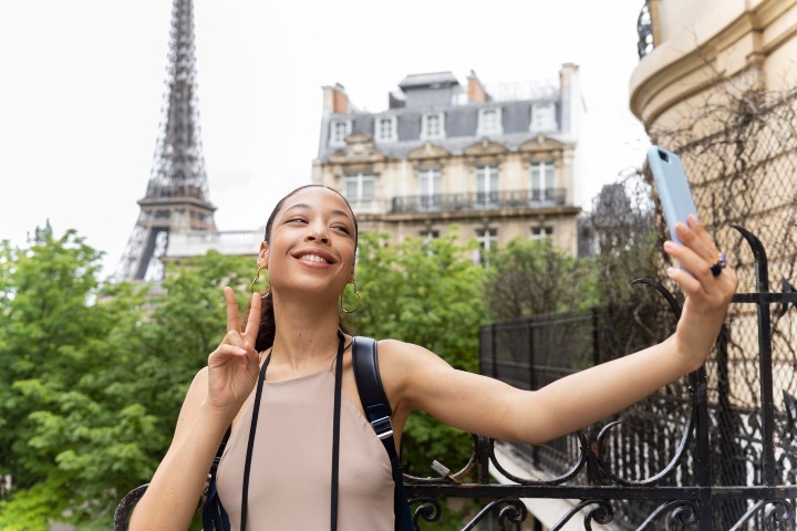 2. Viajera en París. Foto - Magnific (Magnific)