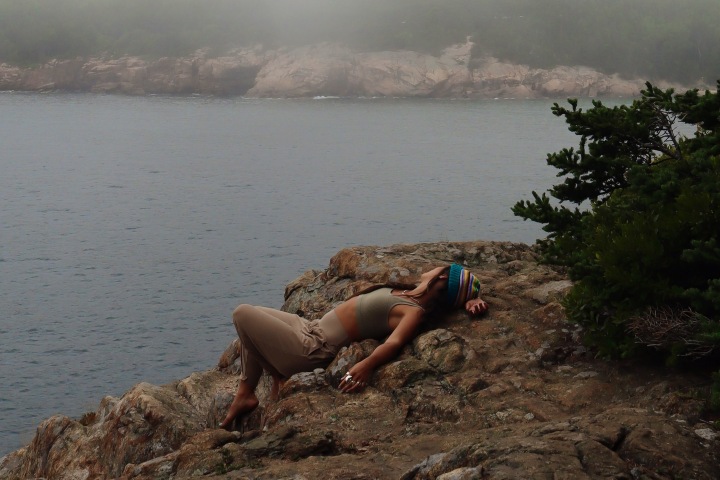 2. Viajera mirando el mar en Acadia National Park. Foto - @anniedavis12 (Instagram)