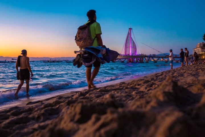 2. Viajeros en Puerto Vallarta. Foto - Miguel Naranjo (Unsplash)