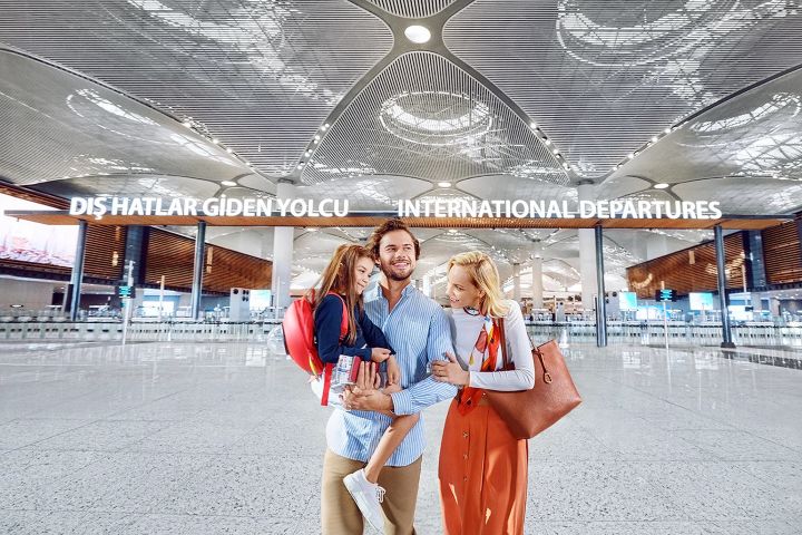 2. Viajeros en el Aeropuerto de Estambul. Foto . Turkish