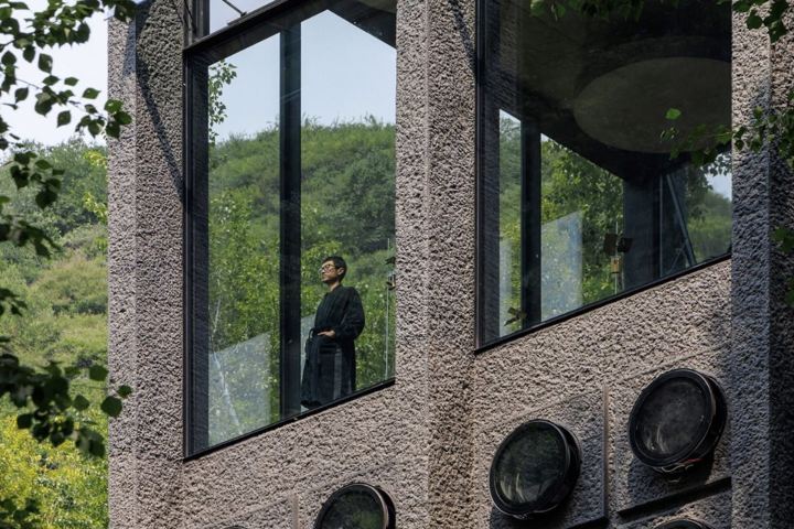 2. Visitante en Wulingshan Eye Stone Spring. Foto - @vectorarchitects (Instagram)