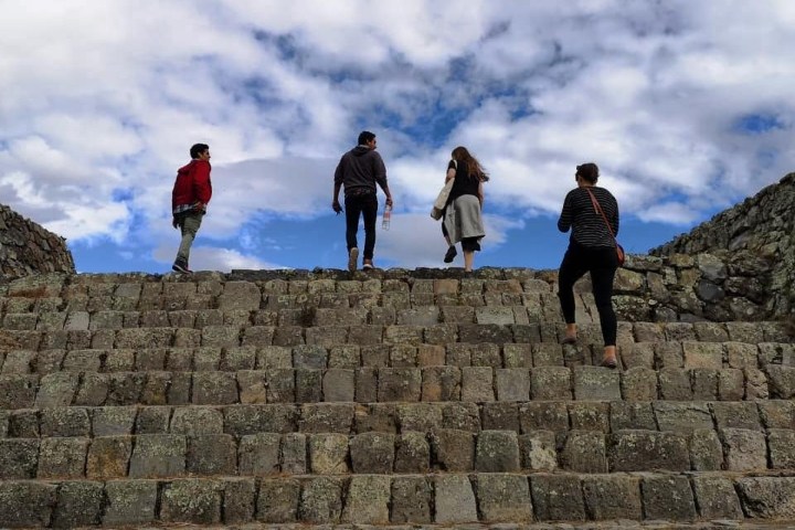 2. Visitantes caminando por Cantona. Foto - @costemalhablao (Instagram)