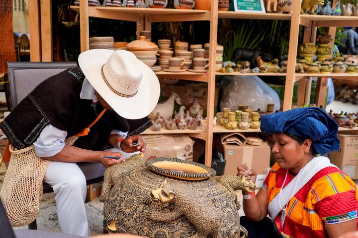 3. Artesanos pintando obra de alfarería. Foto - XCARET (Facebook)