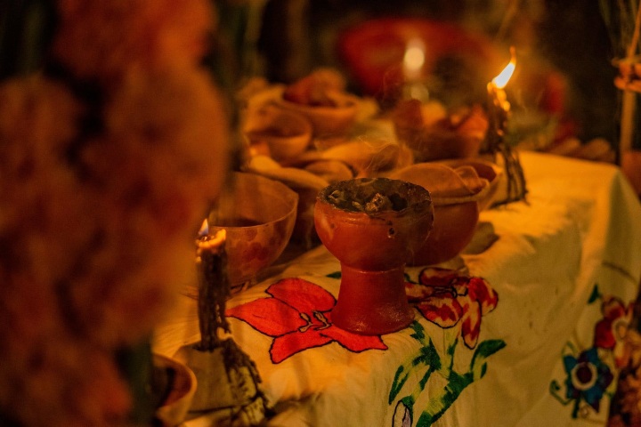3. Copal en altar de muertos durante el Festival de Vida y Muerte en Xcaret. Foto - XCARET (Facebook)
