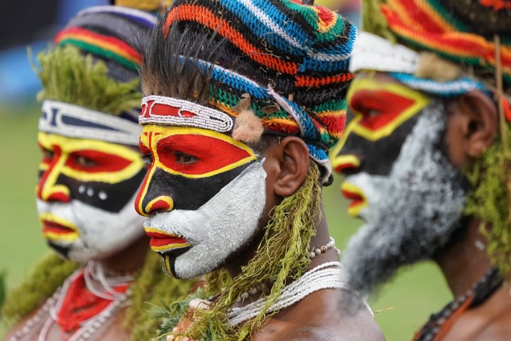 3. Indígenas de Papua New Guinea en el festival Sing-sing. Foto - Bob Brewer (Unsplash)