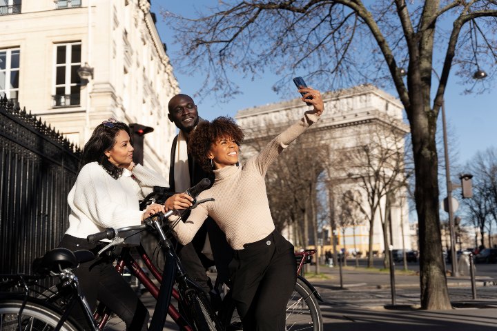 3. Viajeros frente al Arco del Triunfo en París. Foto - Magnific (Magnific)
