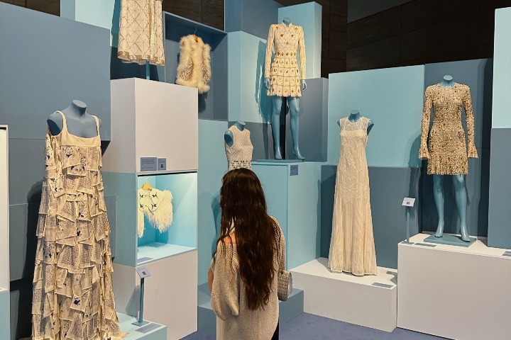 3. Visitante en el Museo del Traje. Foto - @irenehsteel (Instagram)