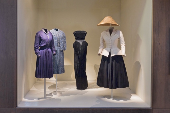 Vitrina "Christian Dior y el New Look" del área "La Moda renovada (1939-1959)" donde se incluye el traje "Bar". Foto. - Museo del Traje