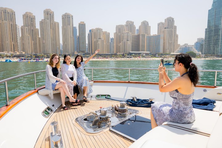 4. Amigas en tour en Yate por Dubái. Foto - Dubai Marina Tickets