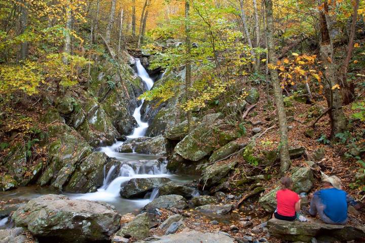 4. Cascada en Shenandoah National Park durante el otoño. Foto - Shenandoah National Park (Expedia)