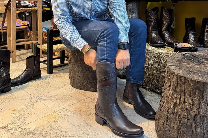 Cliente probándose botas en Naolinco. Foto. - francosg20 (Instagram)