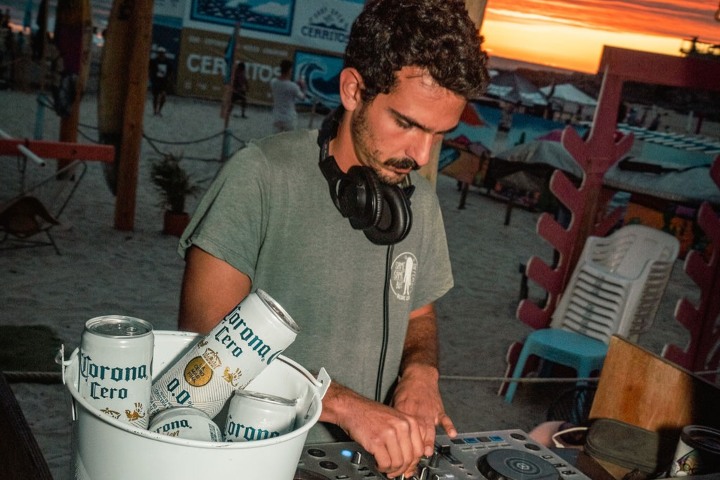 4. DJ en el Pacífico Surf Open Cerritos. Foto - @barracudacantina (Instagram)