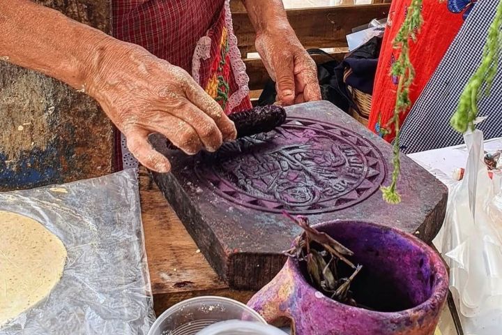 4. Elaboración de Tortillas Ceremoniales. Foto - Secretaría de Turismo del Gobierno del Estado de Guanajuato﻿ (Facebook)