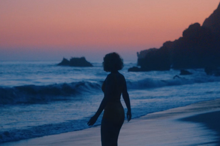 4. Mujer en la playa durante el atardecer. Foto - Bobby (Unsplash)