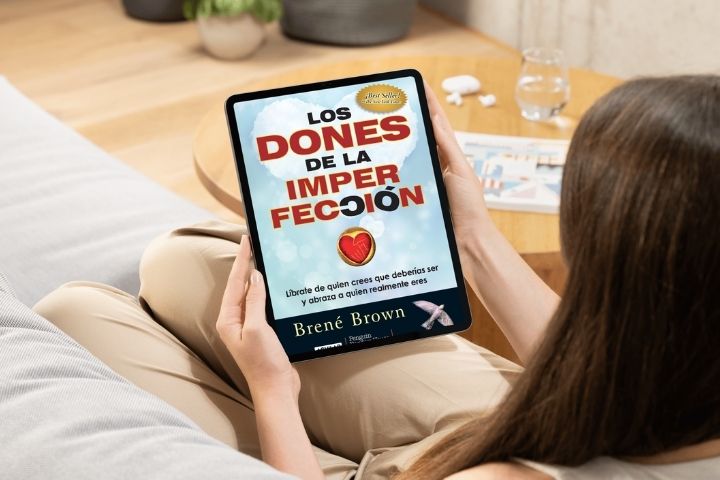 4. Mujer leyendo Los Dones de la Imperfección. Foto - PocketBook