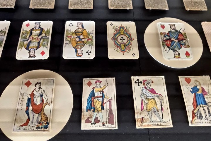 4. Naipes antiguos en el Museo Fournier de Naipes. Foto - @erikrsalazar (Instagram)