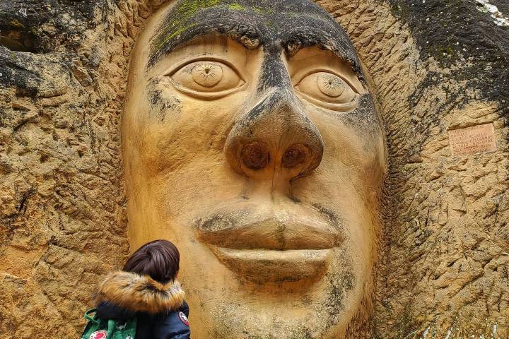 4. Niño mirando rostro en la Ruta de las Caras. Foto - @lafamiliawanderlust (Instagram)