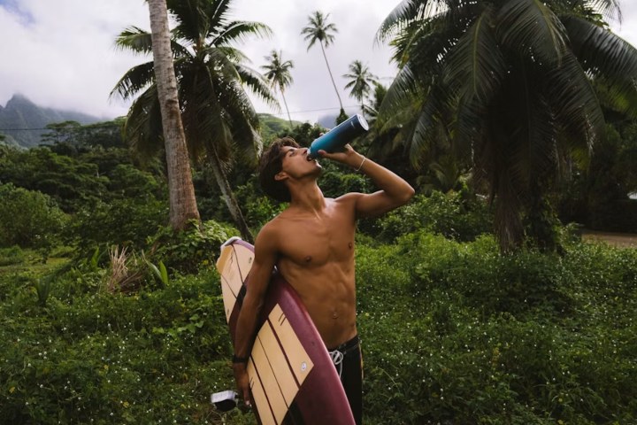 4. Surfista con botella de agua reutilizable. Foto - quokkabottles (Unsplash)