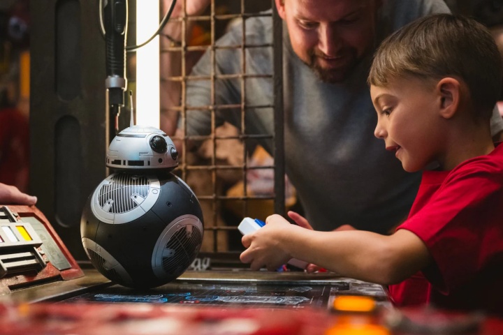 4. Visitante en Droi Depot. Foto - Disney Parks Blog