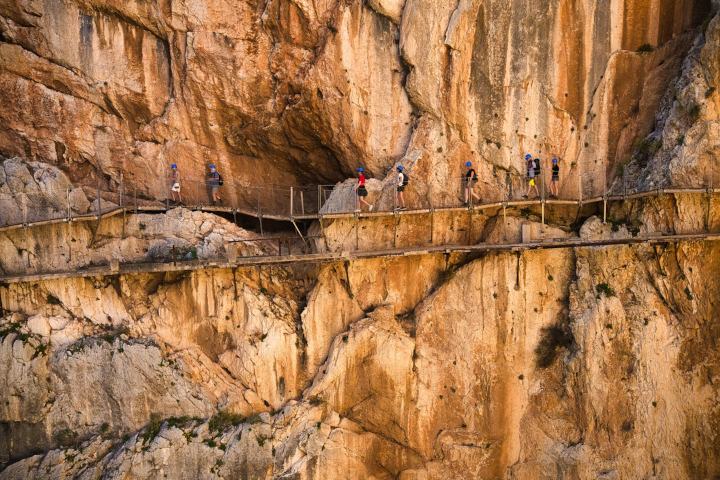 4. Visitantes en el Caminito del Rey. Foto - Maksim Shutov (Unsplash)