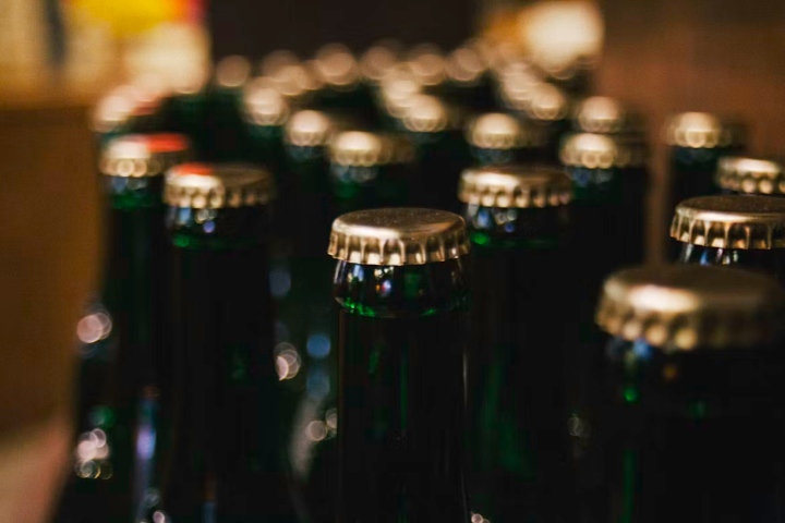 5. Botellas de cerveza. Foto - Thanh Serious (Unsplash)