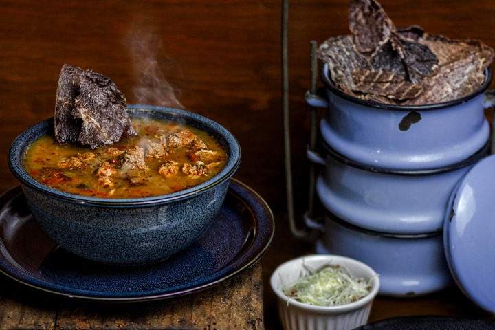 5. Caldillo duranguense con trozo de carne seca. Foto - @mendoza.restaurante (Instagram)