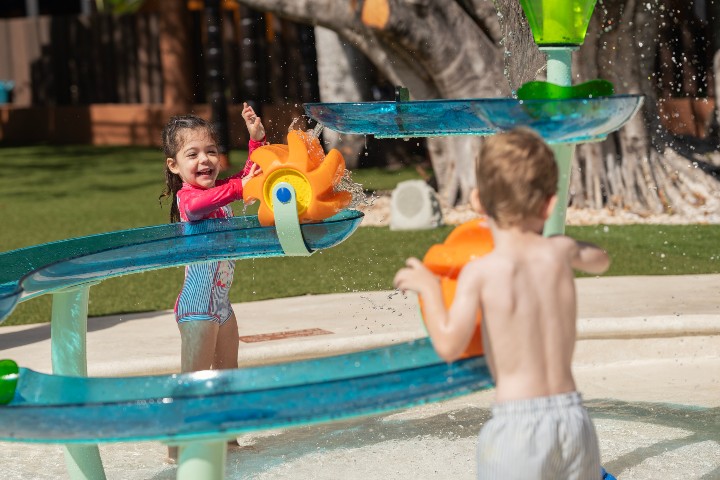 Niños divirtiéndose en el agua en Star Camp Iberostar Selection Paraíso Maya Suites. Foto. - Iberostar Beachfront Resorts
