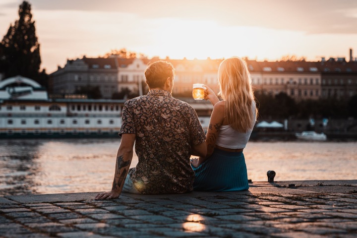 Pareja de turistas bebiendo cerveza. Foto. - Oficina de turismo de la República Checa