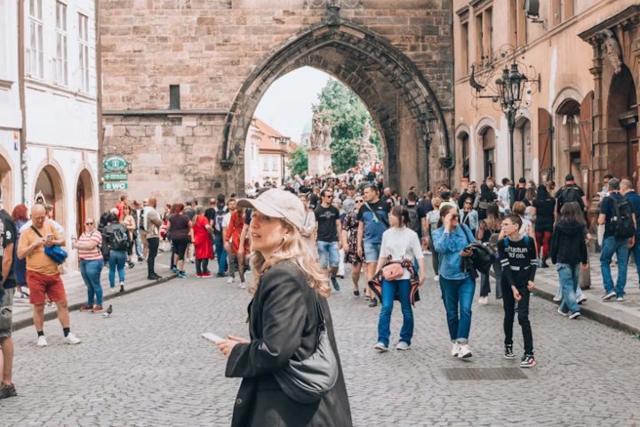 5. Viajera en Chequia. Foto - Yoav Aziz (Unsplash)