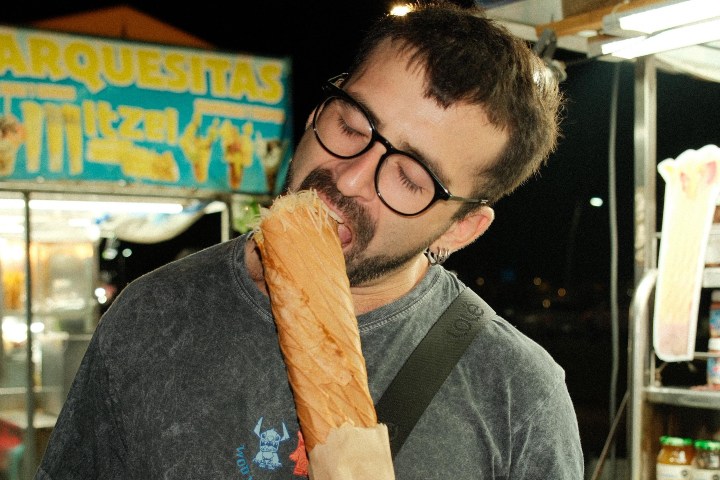 5. Viajero comiendo marquesita. Foto - @_mateoavila (Instagram)