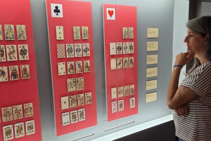 6. Asistente en el Museo Fournier de Naipes. Foto - @tarotvital (Instagram)