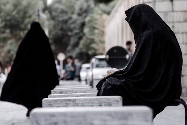 6. Mujer rezando en Irán. Foto - Majid Korang beheshti (Unsplash)