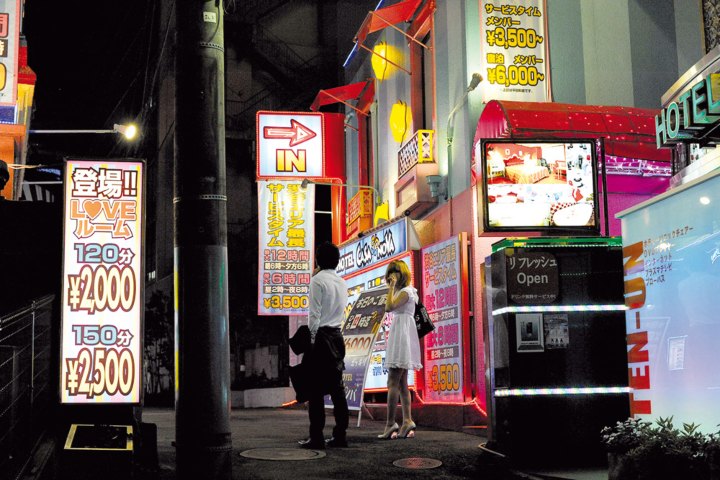 6. Pareja mirando Love Hotels. Foto - ZOOM JAPAN