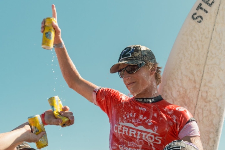 6. Surfista celebrando con Cerveza Pacífico. Foto - @surfopenleague (Instagram)