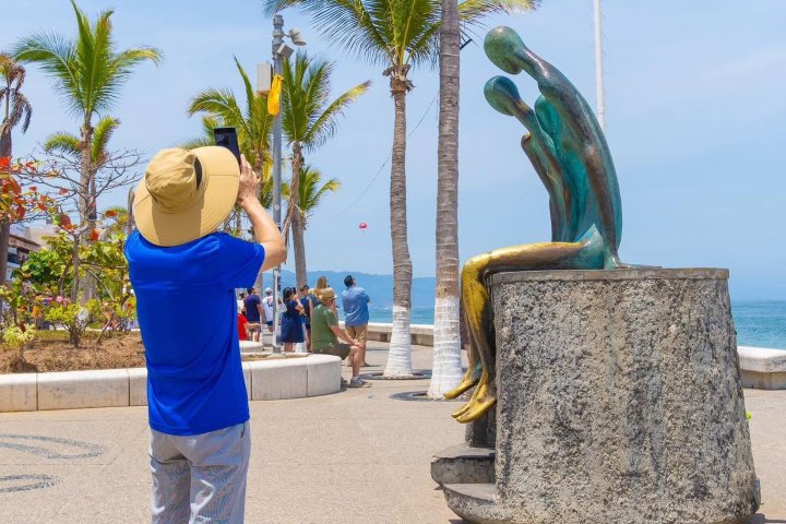 6. Viajero en el Malecón de Puerto Vallarta. Foto - Puerto Vallarta, Mexico (Facebook)