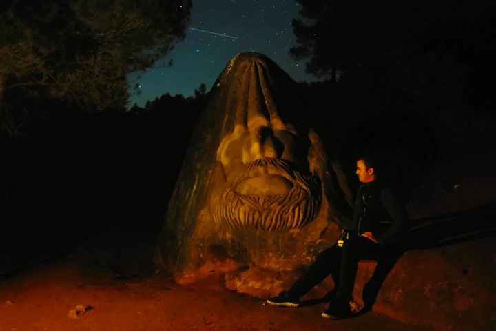 6. Viajero haciendo la Ruta de las Caras de noche. Foto - @beasimplekindofman (Instagram)