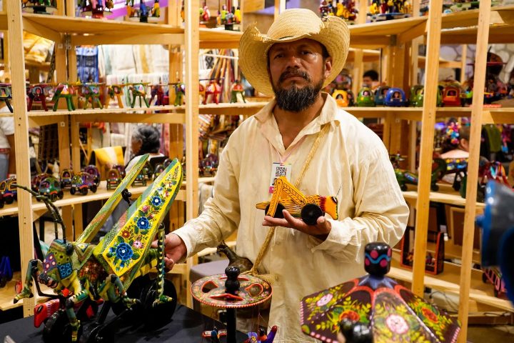 7. Artesano en la Feria Xcaret de Arte Popular Mexicano. Foto - XCARET (Facebook)