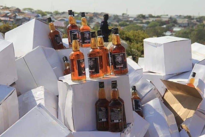 7. Incautación de alcohol en Somalia. Foto - @RadioDalsan1 (X)
