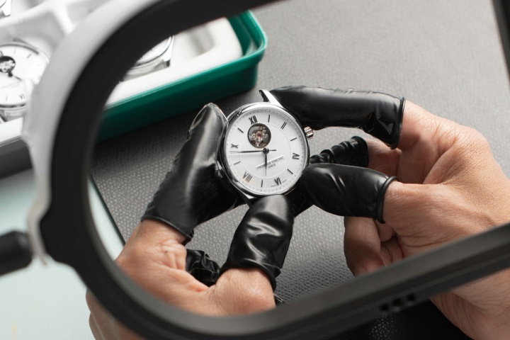 8. Ensamblaje de reloj Frederique Constant. Foto - Frederique Constant