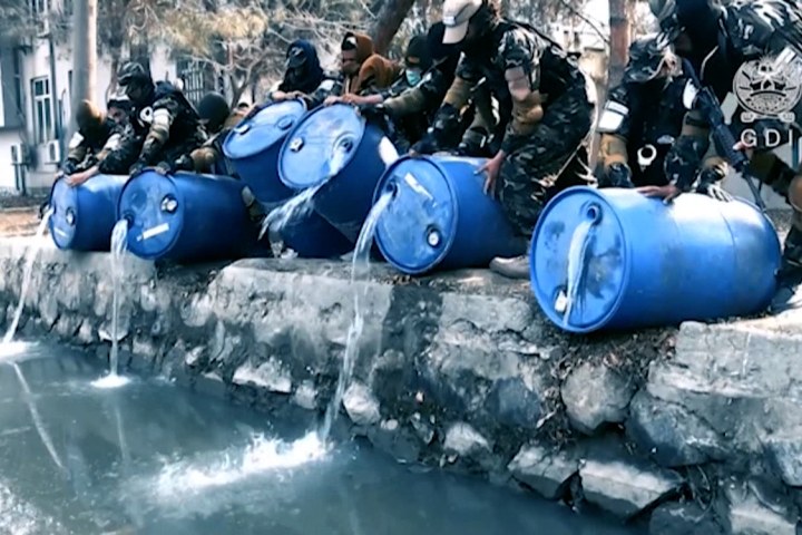 8. Talibanes tirando alcohol a río. Foto - RND