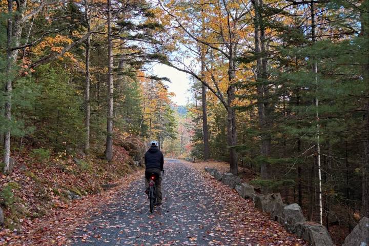 9. Ciclismo en Acadia National Park durante el otoño. Foto - @notarealcyclist_ (Instagram)