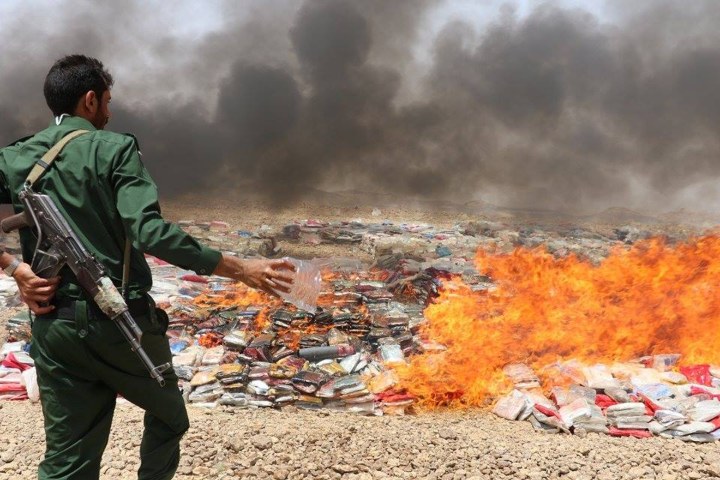 9. Quema de alcohol en Yemen. Foto - يمانيون