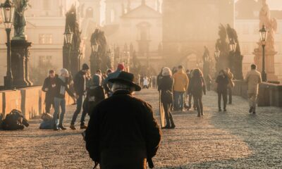 CONOCIENDO PRAGA LEYENDO. Foto - Denis Poltoradnev (Unsplash)