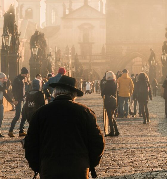 CONOCIENDO PRAGA LEYENDO. Foto - Denis Poltoradnev (Unsplash)