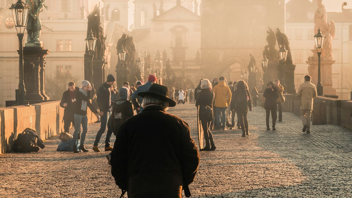 CONOCIENDO PRAGA LEYENDO. Foto - Denis Poltoradnev (Unsplash)