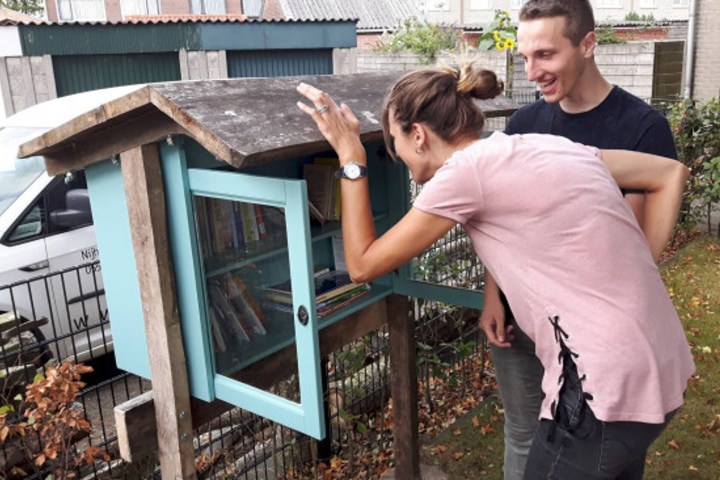 EXTRA. Lectores mirando títulos en minibiebs. Foto - De Stadskoerier