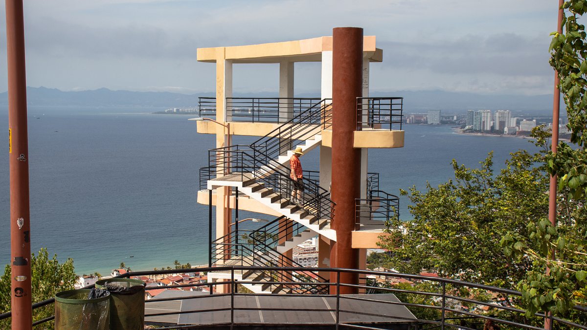PUERTO VALLARTA CAMINANDO. Foto - fsoucy76 (peakery)