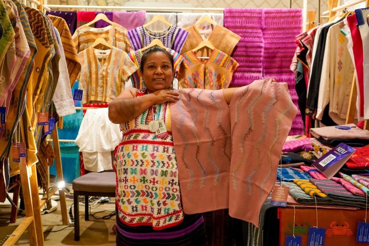1. Artesana durante la Feria Xcaret de Arte Popular Mexicano. Foto - XCARET (Facebook)