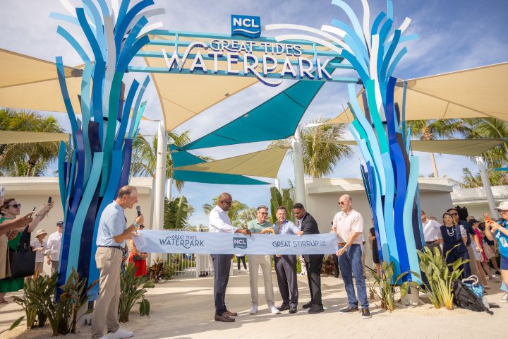 1. Corte de listón del Great Tides Waterpark. Foto – Archivo Norwegian Cruise Line