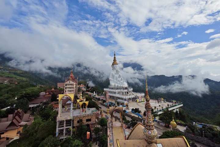 1. El Templo del Acantilado de Cristal. Foto - วัดพระธาตุผาซ่อนแก้ว (Facebook)